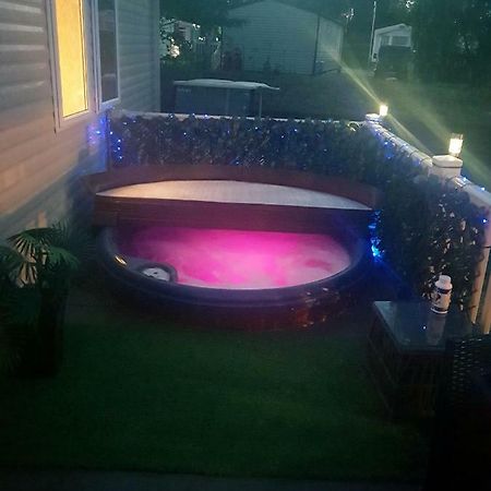 3 Bedroom Caravan With Hot Tub Tattershall Lakes Zewnętrze zdjęcie