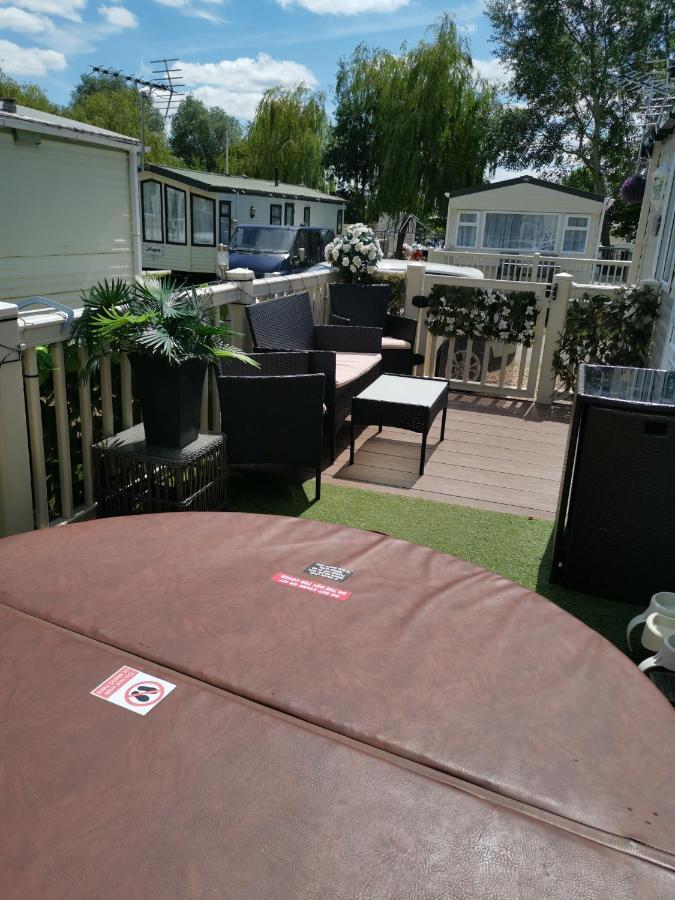 3 Bedroom Caravan With Hot Tub Tattershall Lakes Zewnętrze zdjęcie