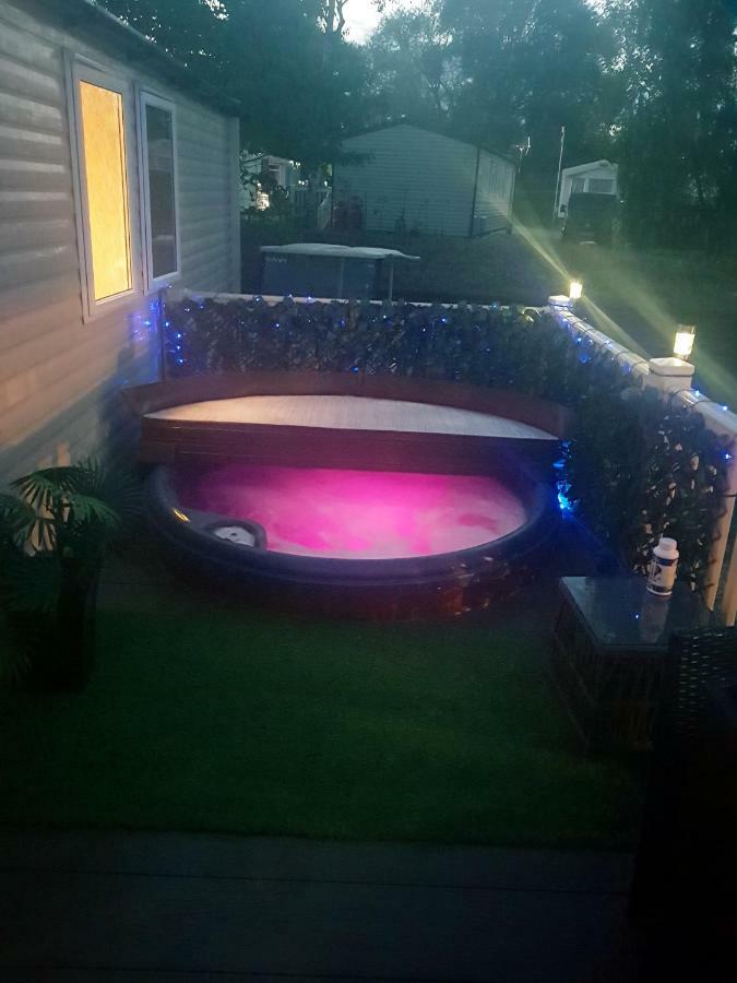 3 Bedroom Caravan With Hot Tub Tattershall Lakes Zewnętrze zdjęcie