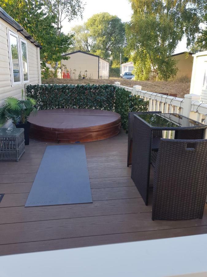 3 Bedroom Caravan With Hot Tub Tattershall Lakes Zewnętrze zdjęcie